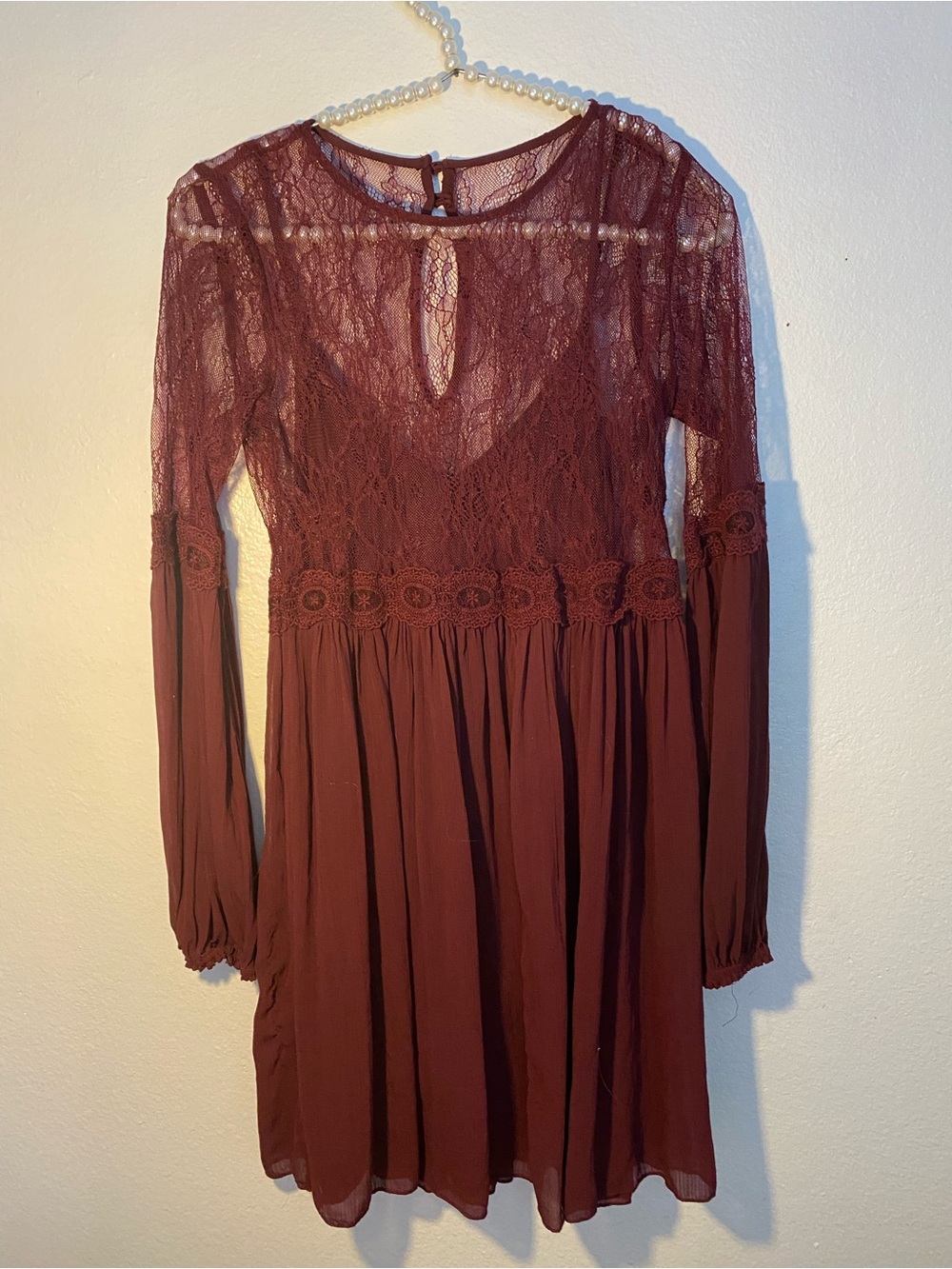 Abercombie and fitch women’s size medium lace maroon long sleeve midi dress